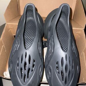 SZ 10 Yeezy Foam Runner Carbon Color